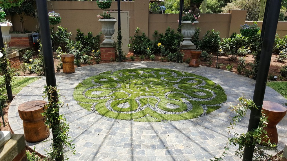 Ispirazione per un giardino formale vittoriano esposto in pieno sole di medie dimensioni e davanti casa