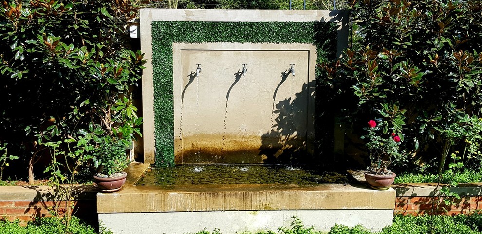 Idée de décoration pour un jardin à la française avant méditerranéen de taille moyenne avec une exposition ensoleillée.