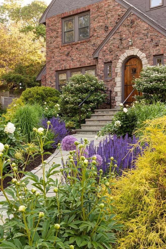 Foto de jardín clásico, en patio delantero, con exposición total al sol y adoquines de hormigón