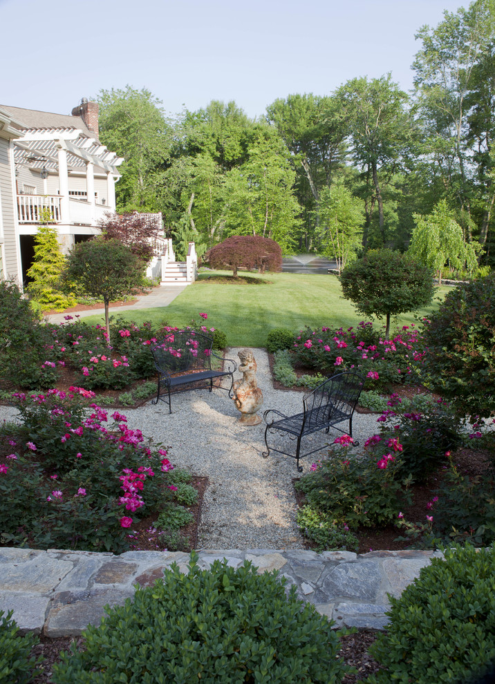 Источник вдохновения для домашнего уюта: большой весенний регулярный сад на заднем дворе в классическом стиле с полуденной тенью, покрытием из гравия и садовой дорожкой или калиткой