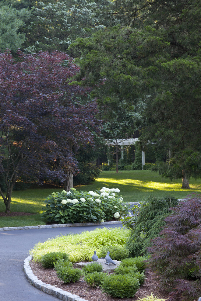 Ispirazione per un grande giardino formale chic esposto a mezz'ombra dietro casa con ghiaia