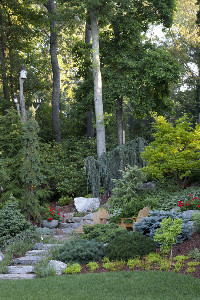 Esempio di un grande giardino formale tradizionale esposto a mezz'ombra dietro casa con ghiaia