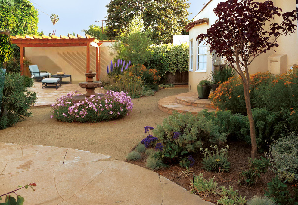 Photo of a mediterranean xeriscape garden in Los Angeles.