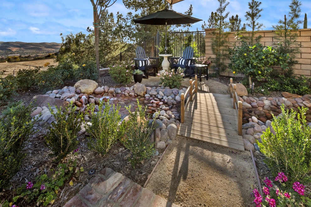 Стильный дизайн: летний участок и сад среднего размера на заднем дворе в классическом стиле с полуденной тенью и мульчированием - последний тренд