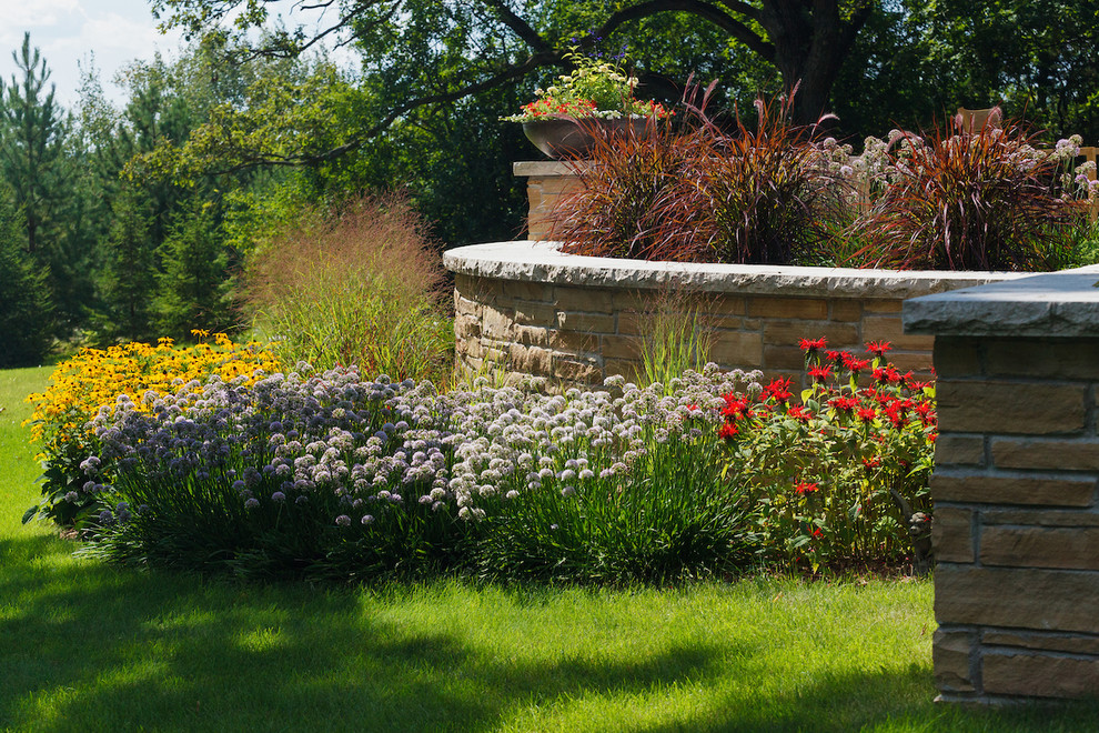 Réalisation d'un jardin arrière vintage de taille moyenne avec un mur de soutènement.