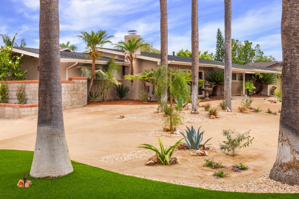 Idee per un grande giardino american style esposto in pieno sole davanti casa con pavimentazioni in cemento