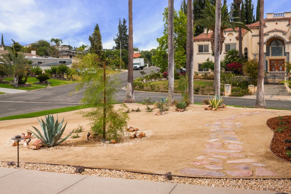 Immagine di un grande giardino stile americano esposto in pieno sole davanti casa con pavimentazioni in cemento