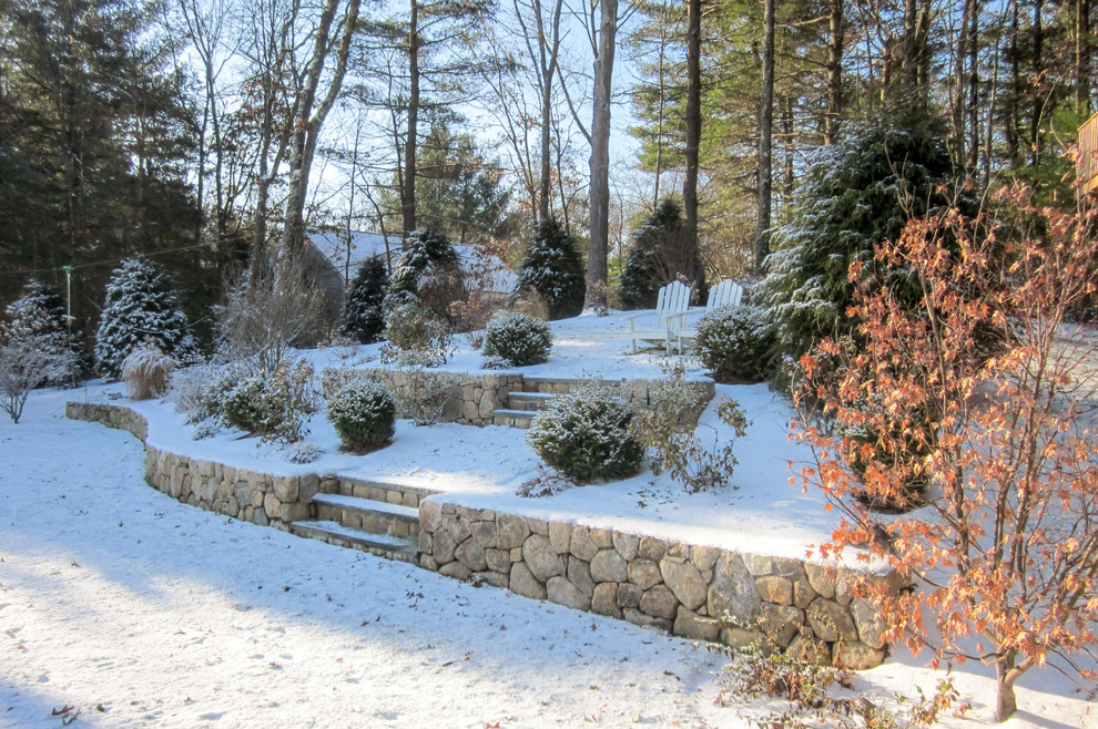 Idéer för stora vintage bakgårdar i delvis sol på vinteren, med en stödmur och naturstensplattor