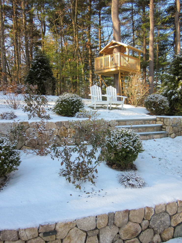 Esempio di un grande giardino tradizionale esposto a mezz'ombra dietro casa in inverno con un muro di contenimento e pacciame