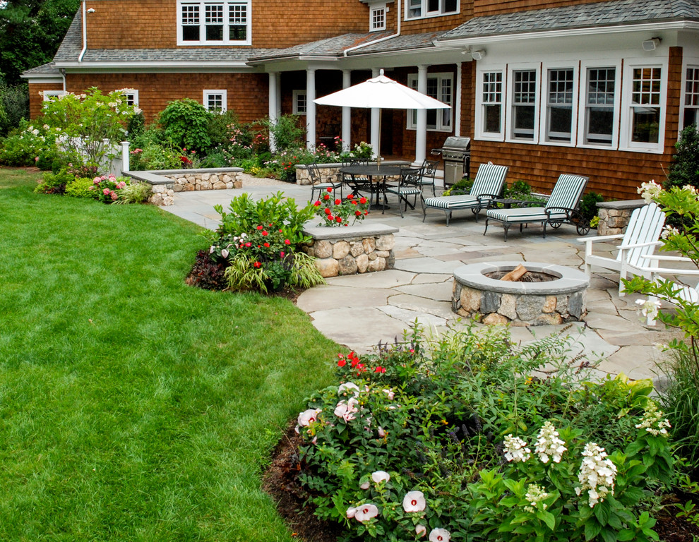 Идея дизайна: большой солнечный участок и сад на заднем дворе в классическом стиле с местом для костра, хорошей освещенностью и покрытием из каменной брусчатки