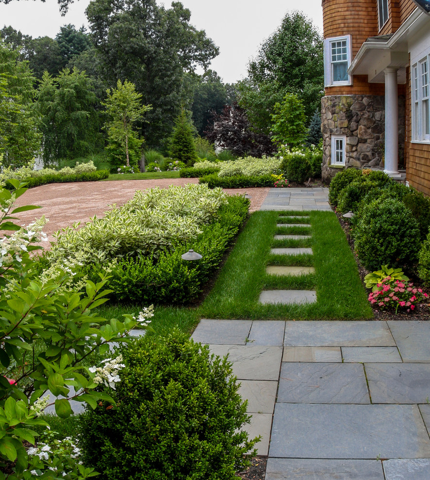 Пример оригинального дизайна: большой солнечный участок и сад на внутреннем дворе в классическом стиле с хорошей освещенностью и покрытием из каменной брусчатки