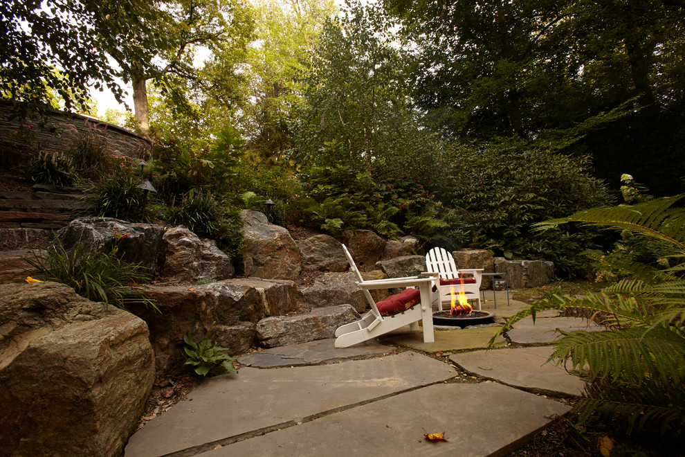 Стильный дизайн: большой тенистый регулярный сад на заднем дворе в классическом стиле с покрытием из каменной брусчатки и камнем в ландшафтном дизайне - последний тренд