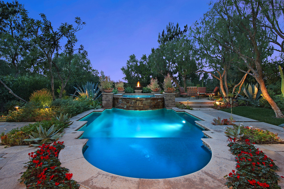 Свежая идея для дизайна: бассейн на заднем дворе в стиле рустика - отличное фото интерьера
