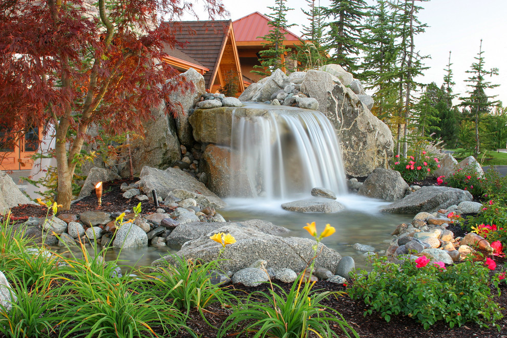 Ispirazione per un giardino eclettico con fontane