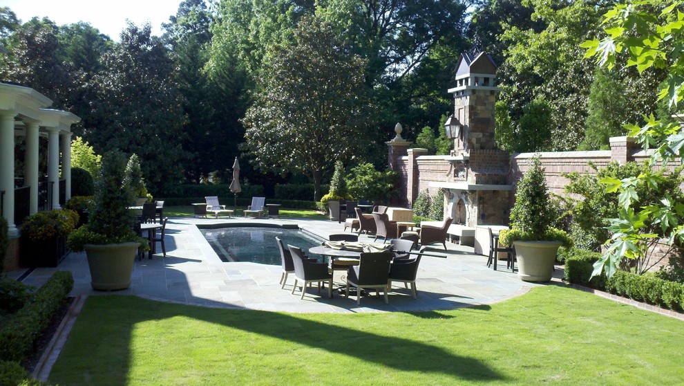 Свежая идея для дизайна: большой тенистый садовый фонтан на заднем дворе в классическом стиле с мощением клинкерной брусчаткой - отличное фото интерьера
