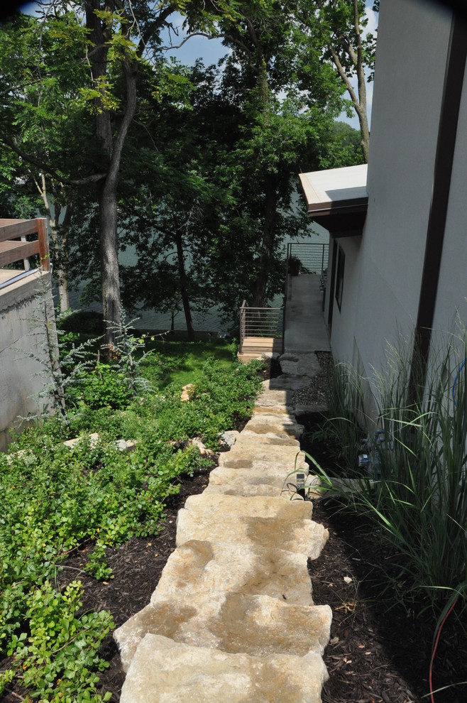 Idéer för att renovera en liten funkis trädgård i delvis sol i slänt, med naturstensplattor