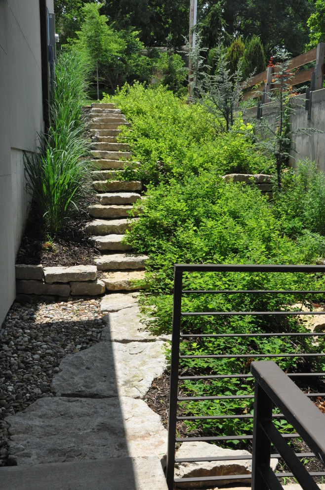Foto di un piccolo giardino minimal esposto a mezz'ombra con un pendio, una collina o una riva e pavimentazioni in pietra naturale
