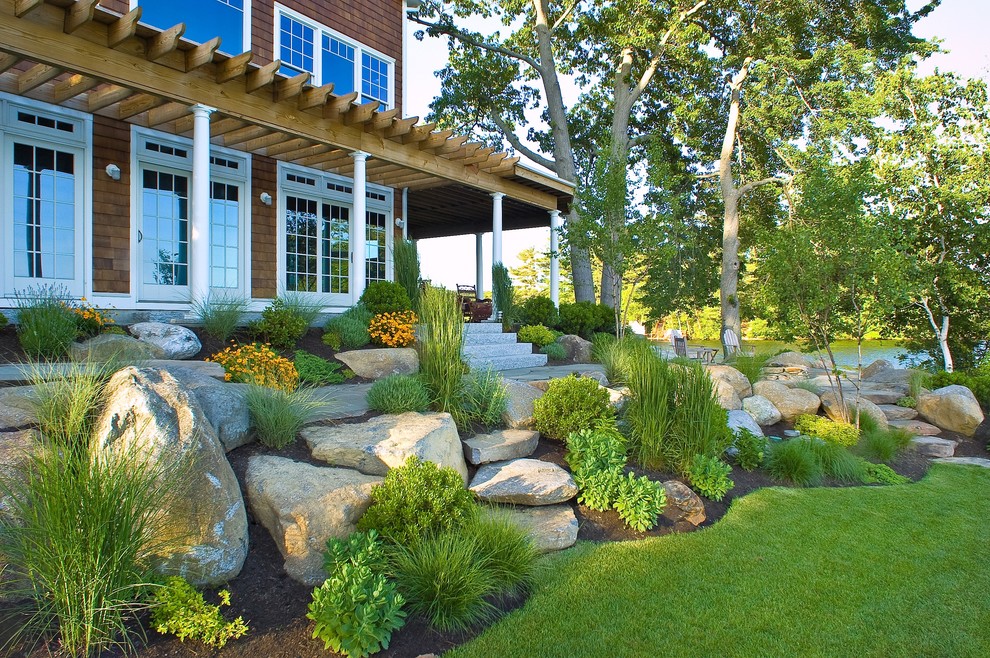 ボストンにある高級な広い、夏のトラディショナルスタイルのおしゃれな庭 (半日向、天然石敷き、傾斜地) の写真