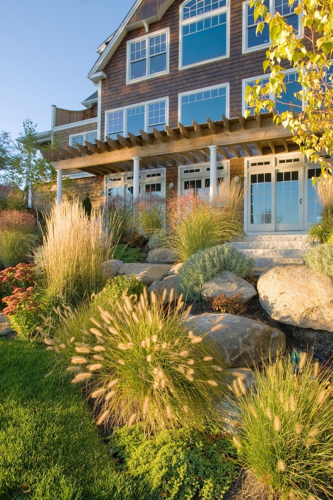 На фото: большой летний участок и сад на склоне в классическом стиле с полуденной тенью и покрытием из каменной брусчатки
