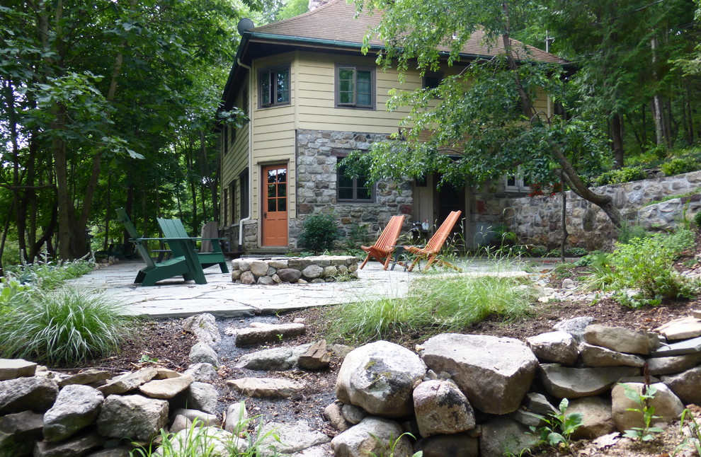 Idées déco pour un grand jardin montagne l'été avec un foyer extérieur, une exposition ensoleillée et des pavés en pierre naturelle.