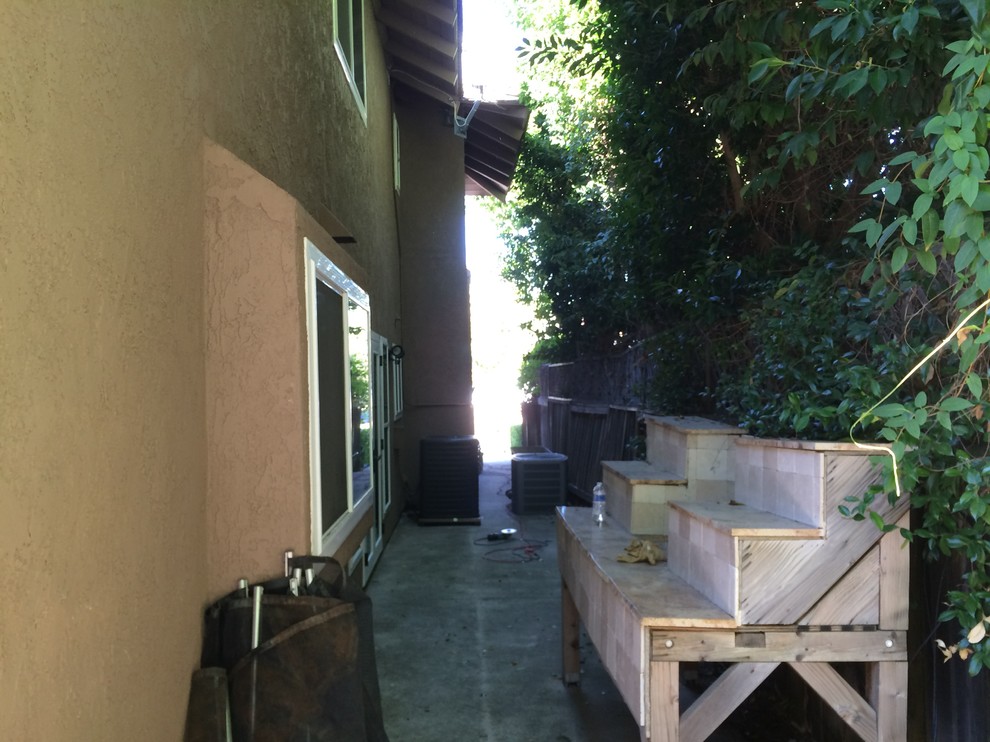 На фото: участок и сад среднего размера на заднем дворе в классическом стиле с полуденной тенью с