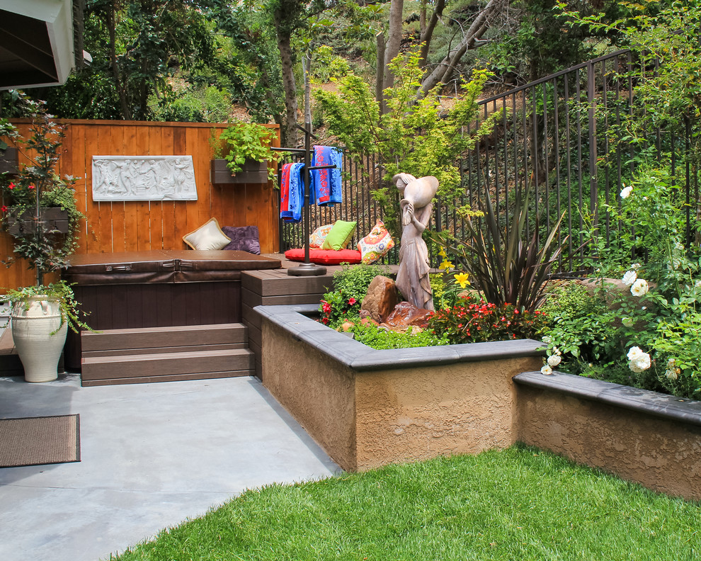 Пример оригинального дизайна: летний садовый фонтан среднего размера на заднем дворе в стиле фьюжн с полуденной тенью и настилом