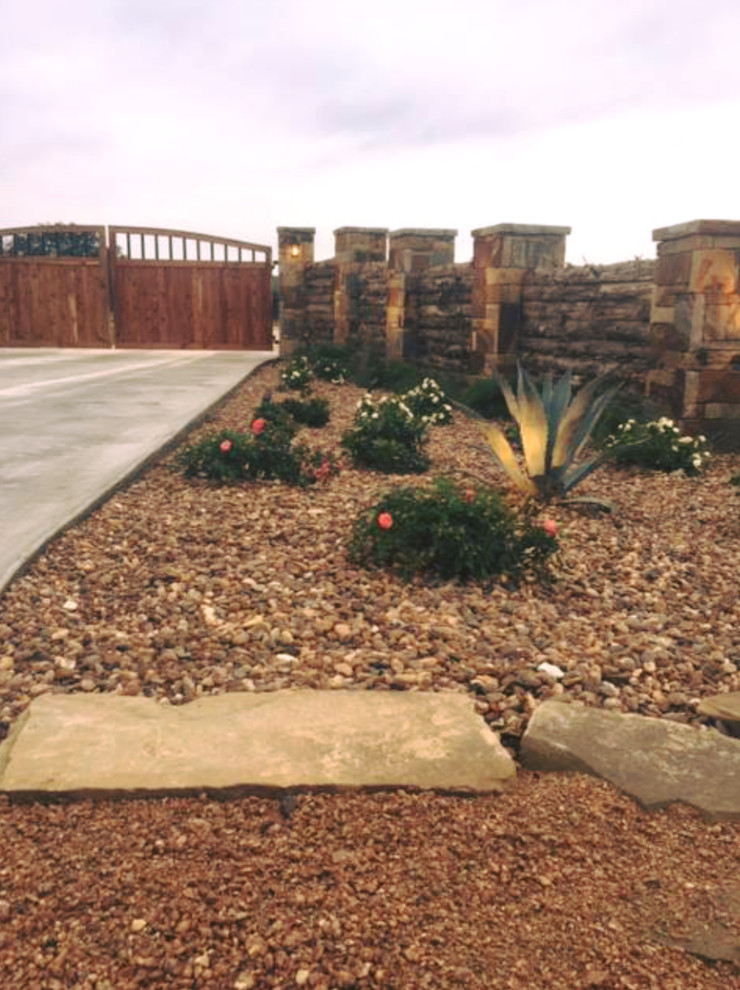 Photo of a large rustic full sun front yard gravel landscaping in Dallas for summer.