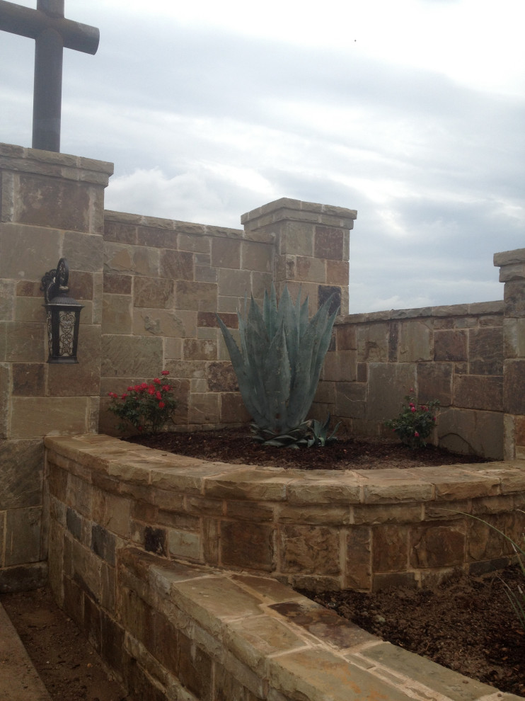 Geräumiger Uriger Vorgarten mit Auffahrt, Wüstengarten, direkter Sonneneinstrahlung und Betonboden in Dallas
