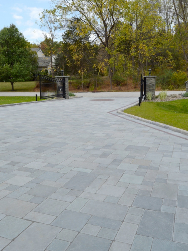 Classic front garden in New York with natural stone paving.