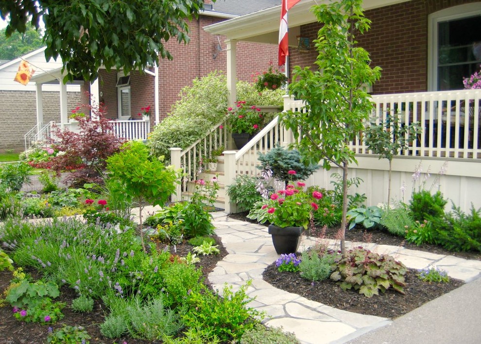 Diseño de camino de jardín clásico pequeño en patio delantero con jardín francés, exposición parcial al sol y adoquines de piedra natural