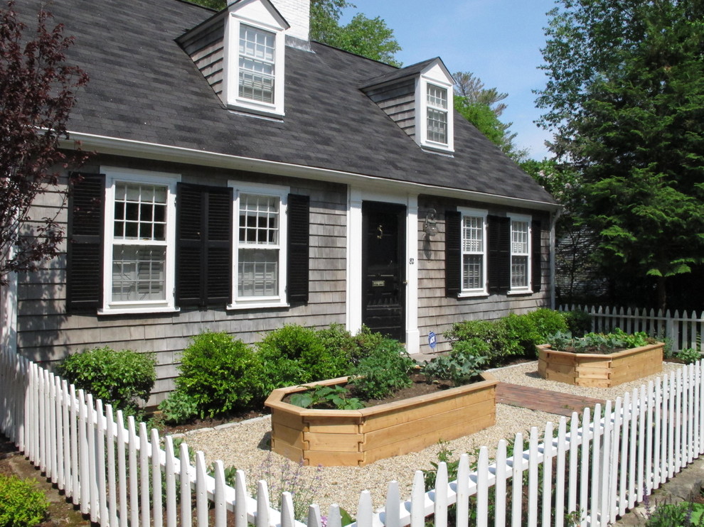 Modelo de jardín clásico pequeño en verano en patio delantero con huerto, exposición total al sol y gravilla