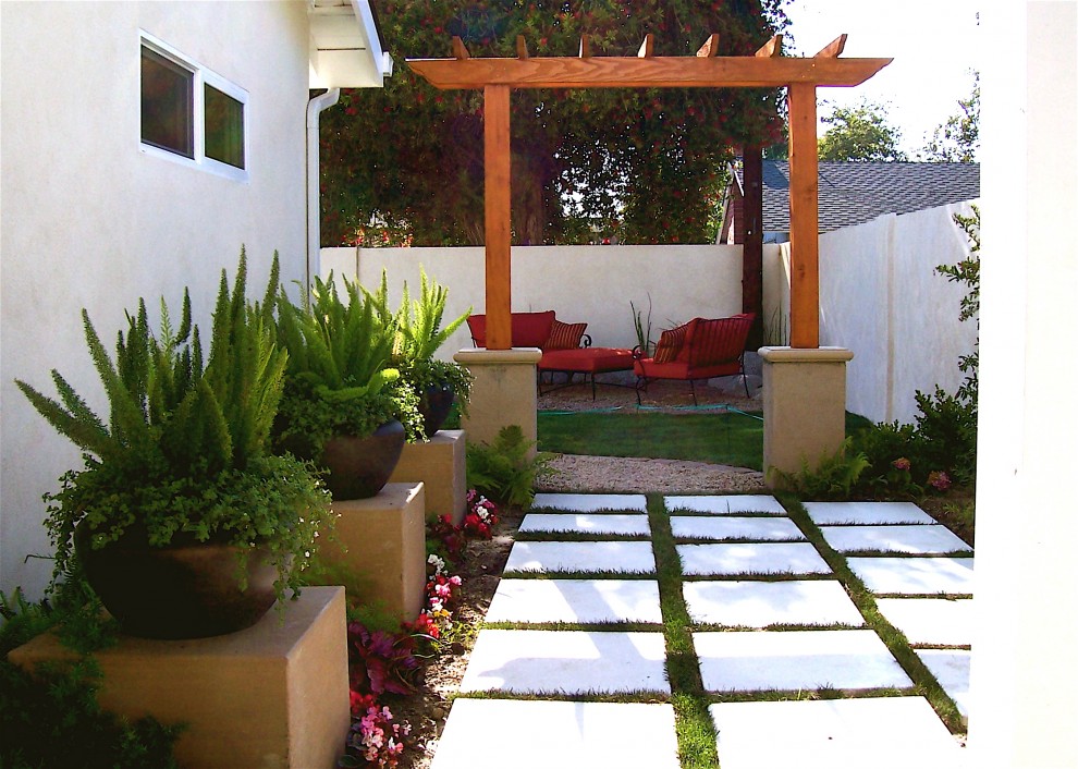 Imagen de jardín de estilo zen en patio lateral con jardín de macetas