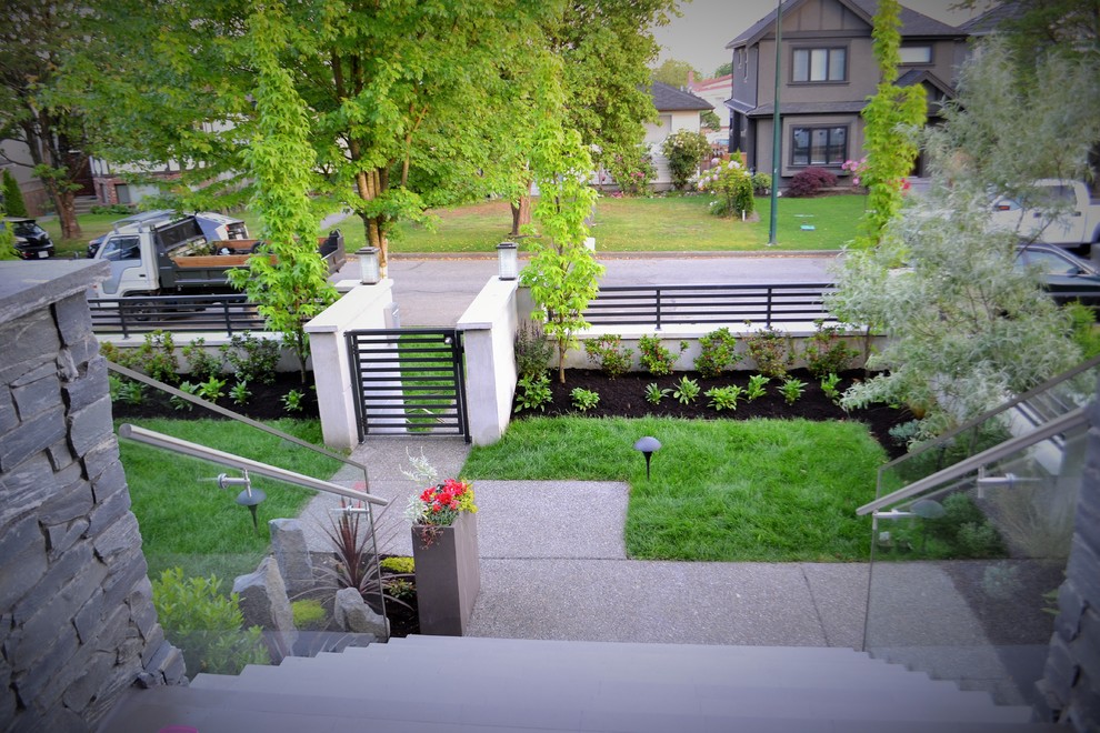 Contemporary garden in Vancouver.