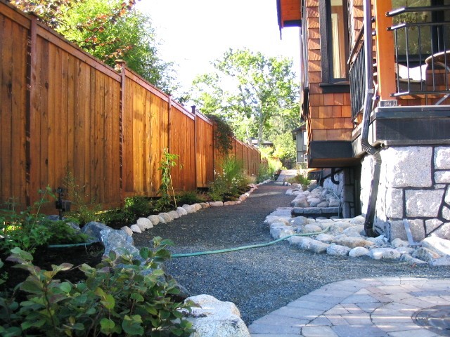 Esempio di un grande giardino american style esposto a mezz'ombra nel cortile laterale con un ingresso o sentiero e ghiaia