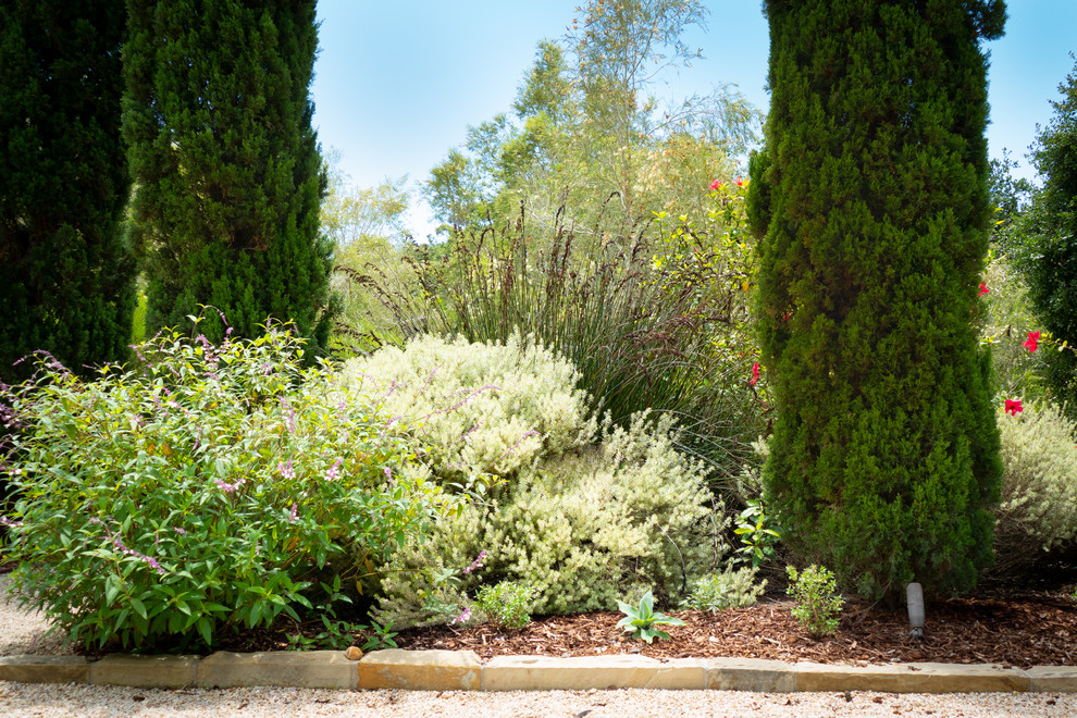 サンタバーバラにあるシャビーシック調のおしゃれな庭 (日向、砂利舗装) の写真