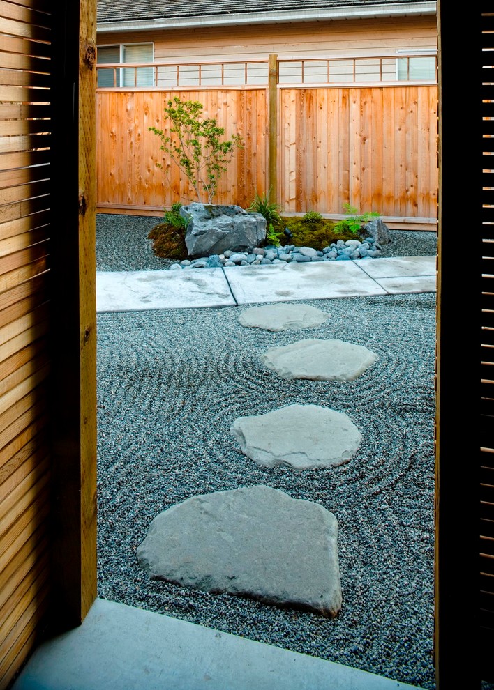 Geometrischer, Großer, Halbschattiger Asiatischer Garten im Innenhof mit Natursteinplatten in Vancouver