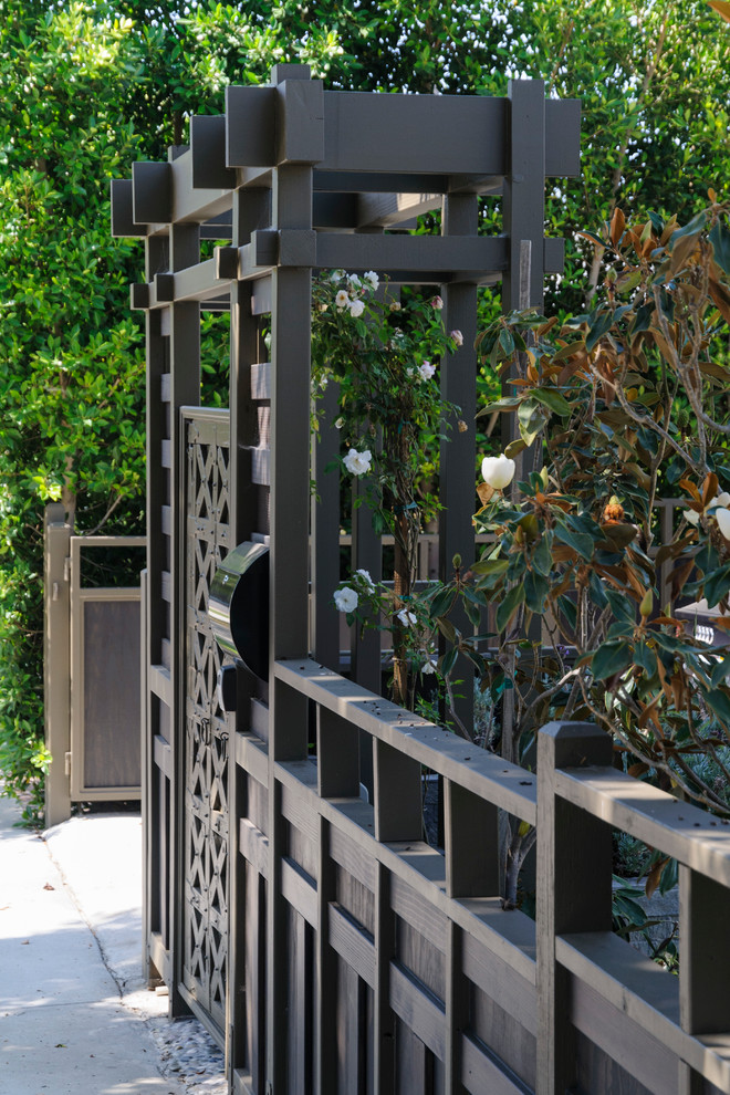 Diseño de camino de jardín minimalista de tamaño medio en patio lateral con jardín francés, exposición parcial al sol y gravilla