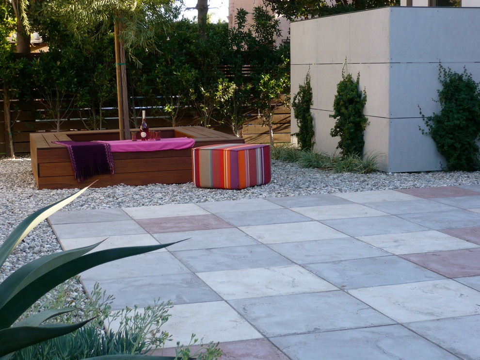 Moderner Garten hinter dem Haus mit Sportplatz und Betonboden in Los Angeles