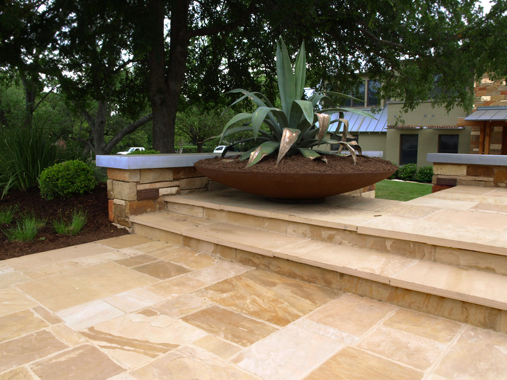 Geometrischer, Großer Klassischer Vorgarten im Sommer mit Kübelpflanzen, direkter Sonneneinstrahlung und Natursteinplatten in Austin