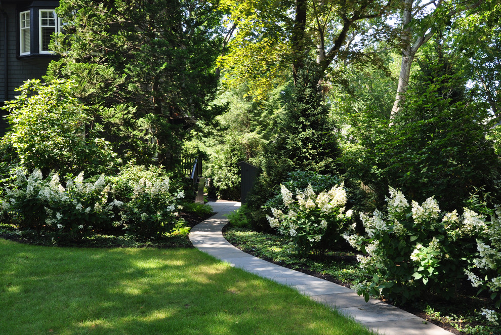Idee per un grande giardino vittoriano esposto a mezz'ombra davanti casa con pavimentazioni in mattoni e un ingresso o sentiero