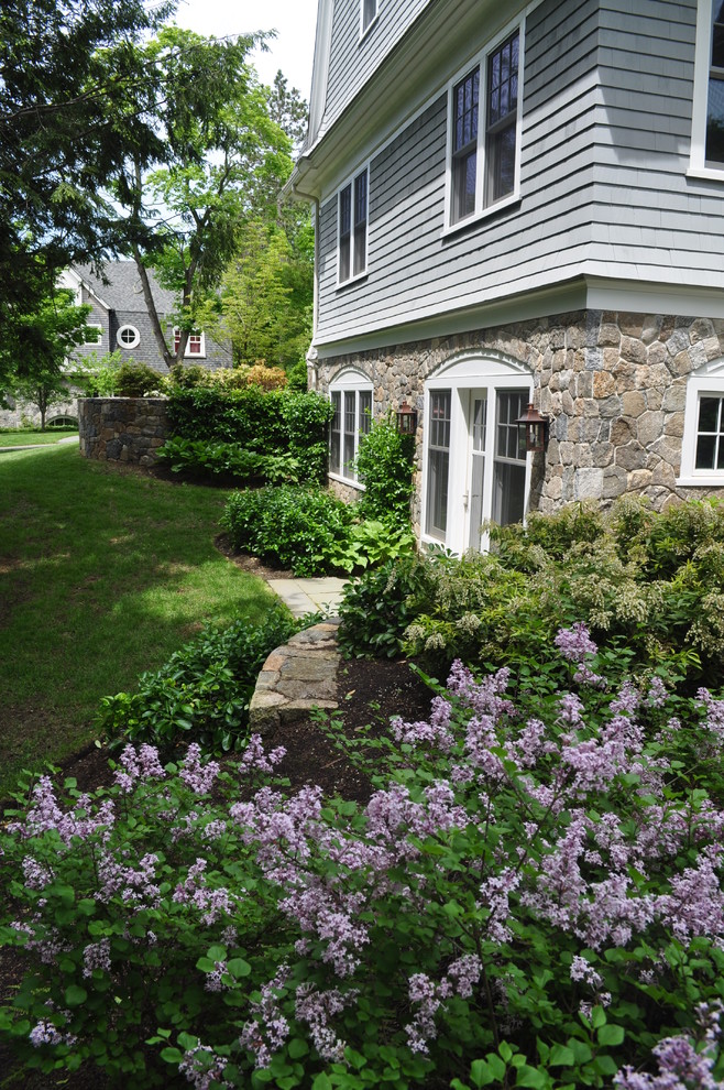 Foto de jardín tradicional grande en primavera en patio lateral con exposición reducida al sol y adoquines de piedra natural