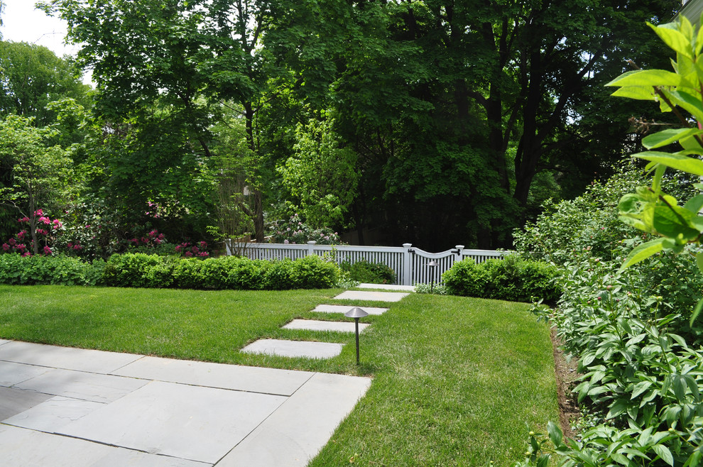 Idee per un grande giardino classico esposto a mezz'ombra dietro casa in primavera con pavimentazioni in pietra naturale