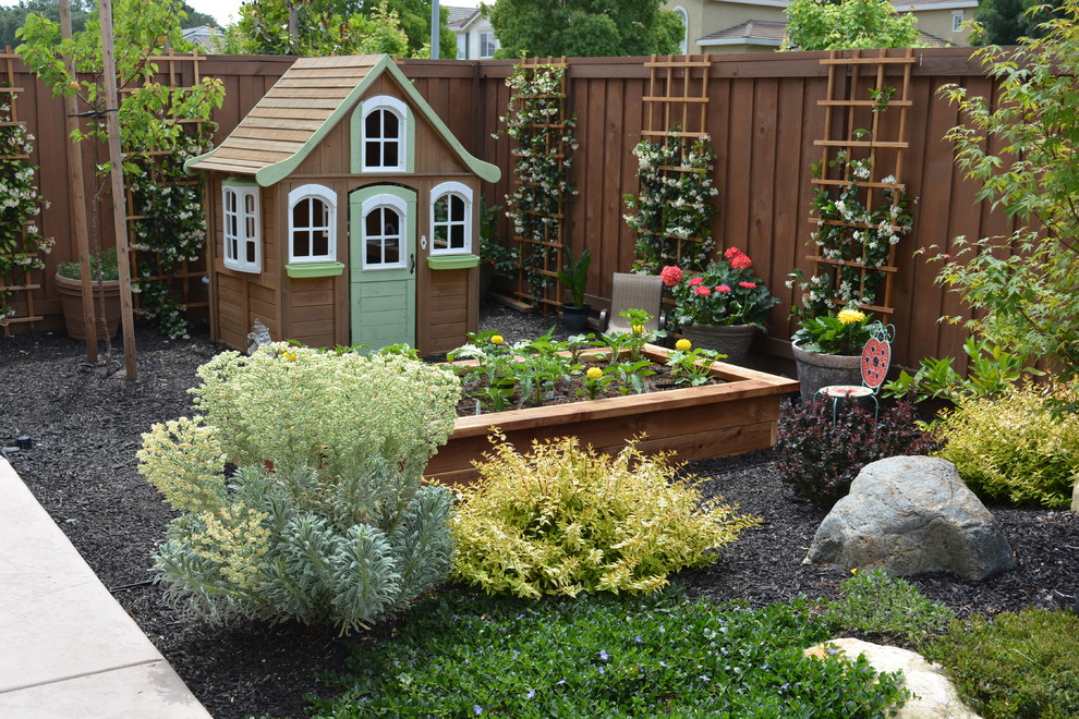 Idée de décoration pour un petit jardin arrière style shabby chic au printemps avec une exposition partiellement ombragée et des pavés en béton.