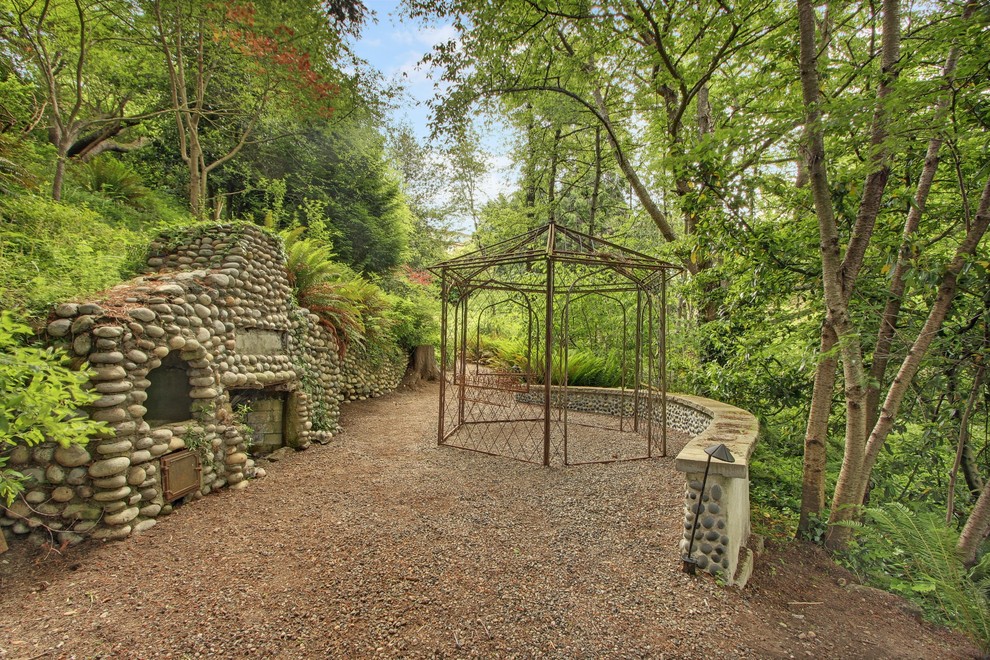 Cette image montre un jardin craftsman avec une exposition ombragée, du gravier et une cheminée.