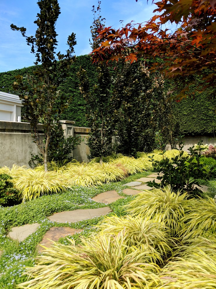 Idee per un giardino minimalista esposto a mezz'ombra nel cortile laterale in estate con pavimentazioni in pietra naturale