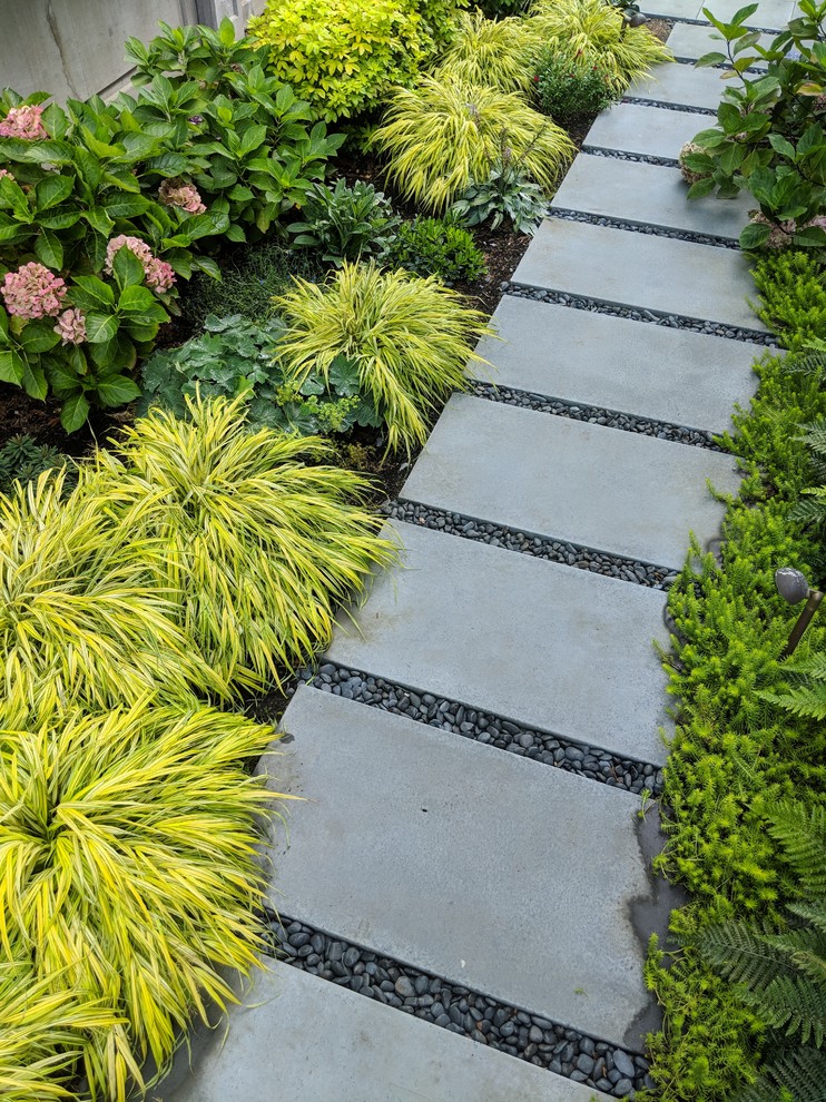 Idée de décoration pour un jardin latéral minimaliste l'été avec une exposition ombragée et des pavés en béton.