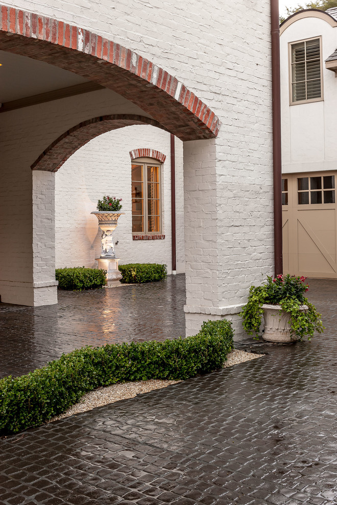 Idee per un vialetto d'ingresso classico esposto a mezz'ombra di medie dimensioni e in cortile con pavimentazioni in pietra naturale