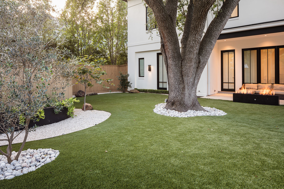 Esempio di un giardino xeriscape minimal in ombra di medie dimensioni e dietro casa con pavimentazioni in pietra naturale