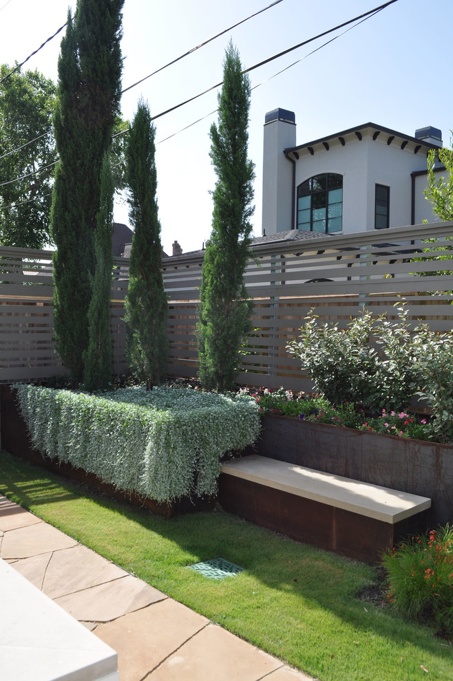 Kleiner Moderner Garten hinter dem Haus mit Kübelpflanzen und direkter Sonneneinstrahlung in Houston
