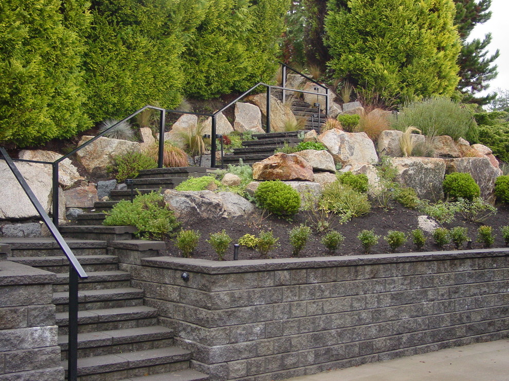 Contemporary garden steps in Vancouver.